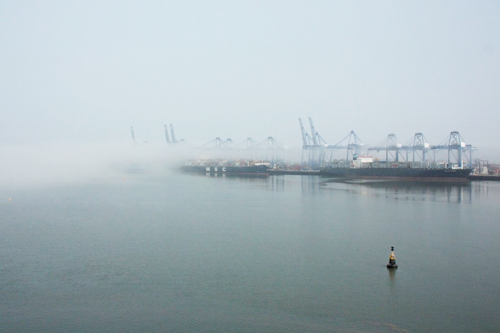 Vlak voor de havenmonding begint de mist open te trekken (foto: Ernst Schrijver)
