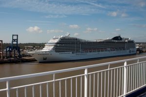 Het enorme cruiseschip MSC Magnifica uit Panama in Harwich International (foto Ernst Schrijver)